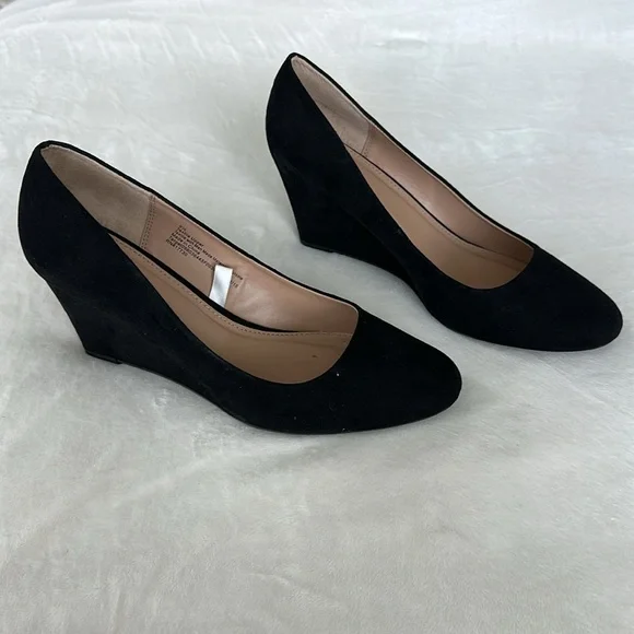 A New Day Black Suede Wedge Heels Size 9.5 – Classic Closed Toe - Picture 1 of 5